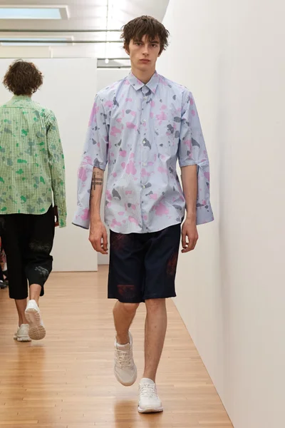 Look 16